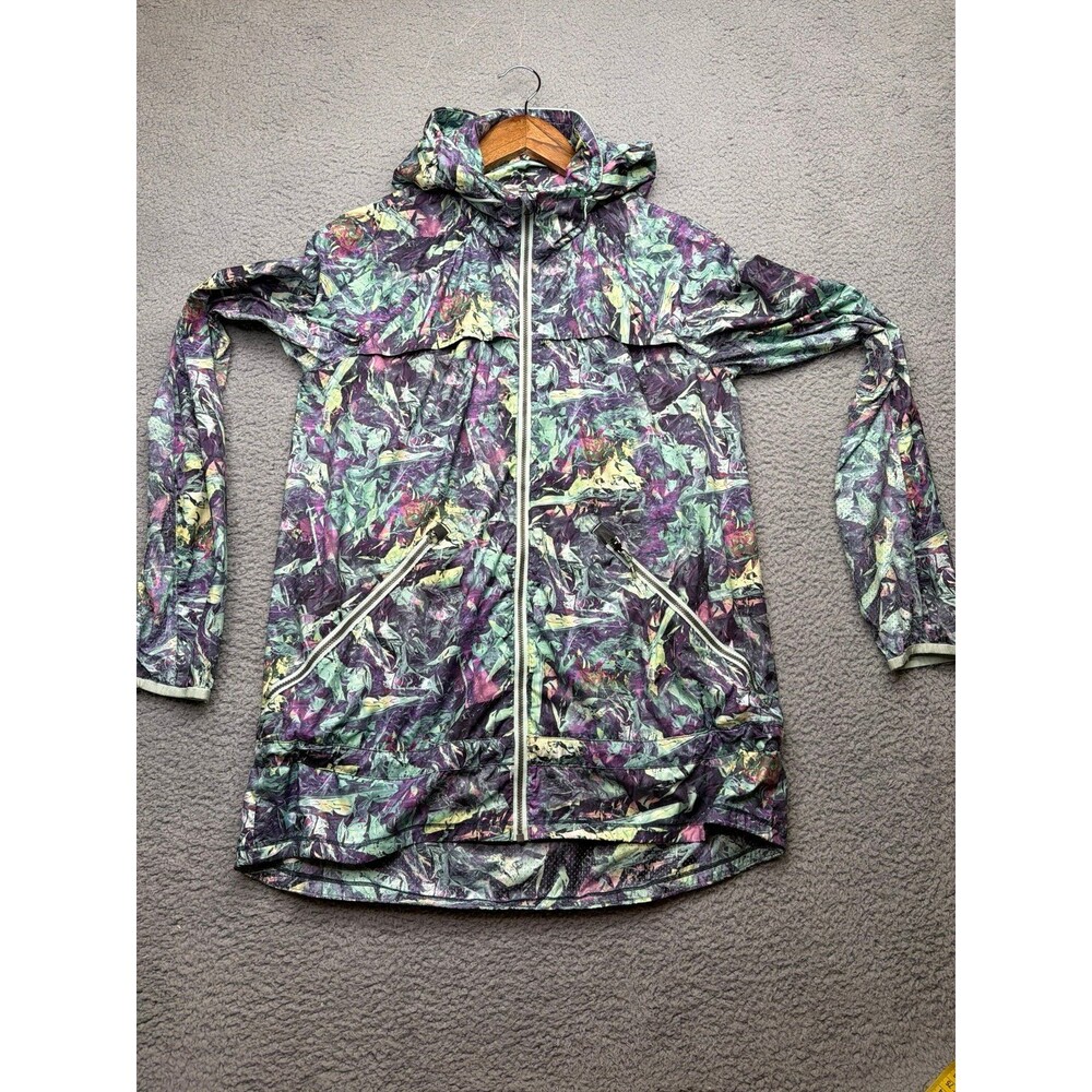 Lululemon Miss Misty Jacket II featuring a vibrant, iridescent pattern sz 8